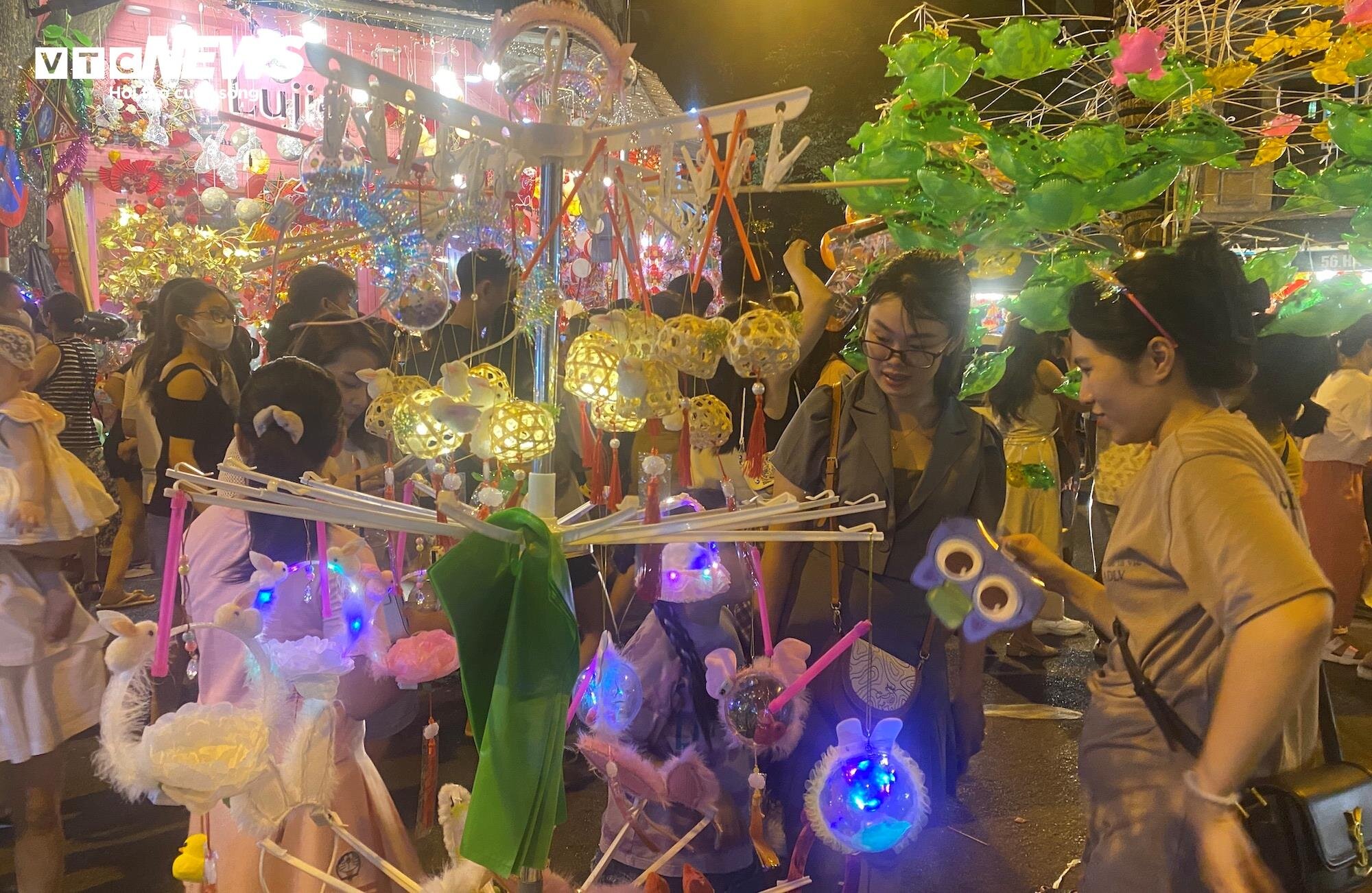 Giữa bạt ngàn đồ chơi Trung thu trên phố Hàng Mã, chiếc đèn lồng nhỏ này lại bất ngờ nổi bật, thu hút sự chú ý của rất nhiều khách hàng.