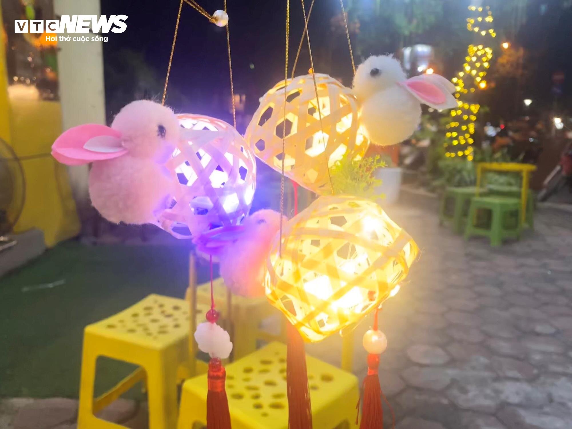 Cận cảnh món đồ chơi mới nhất và cũng đang hot nhất trên thị trường Trung thu ở Hà Nội.