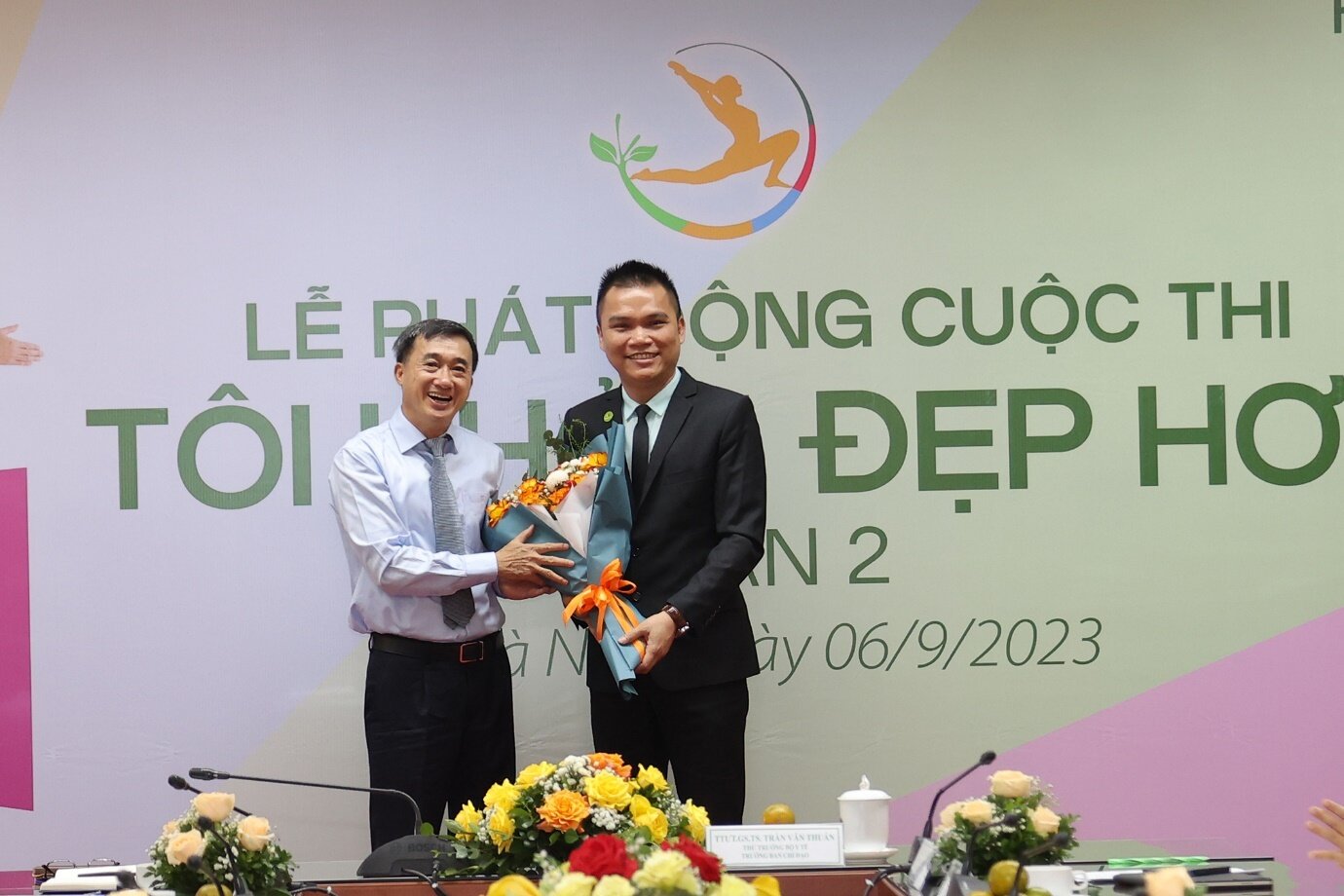 Thứ trưởng Bộ Y tế, Trưởng Ban Chỉ đạo cuộc thi “Tôi khỏe đẹp hơn” lần 2 tặng hoa cho đại diện Herbalife Việt Nam.