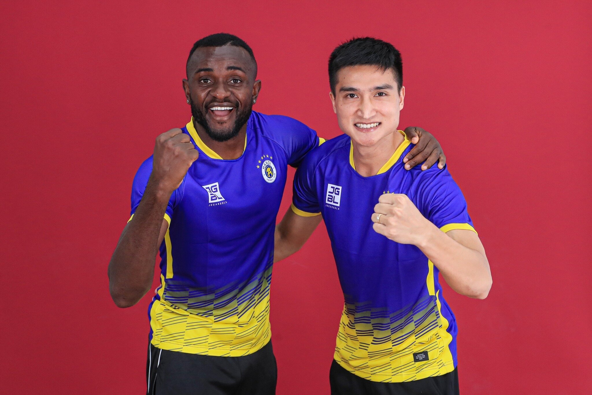 Hà Nội FC công bố hai tân binh là Văn Nam (phải) và Tagueu.