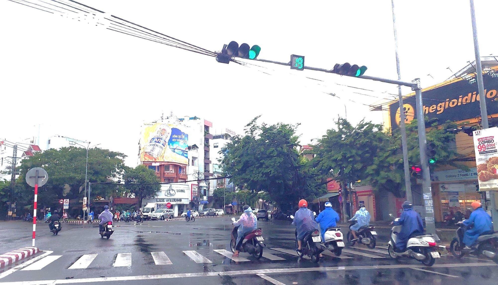 Tín hiệu đèn xanh, người điều khiển phương tiện không đi, gây cản trở giao thông sẽ bị phạt hành chính.