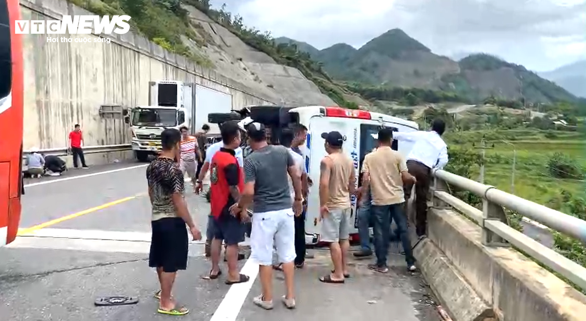 Người dân hỗ trợ cứu hành khách bị tai nạn giao thông trên cao tốc La Sơn-Túy Loan đoạn qua địa phận Đà Nẵng.