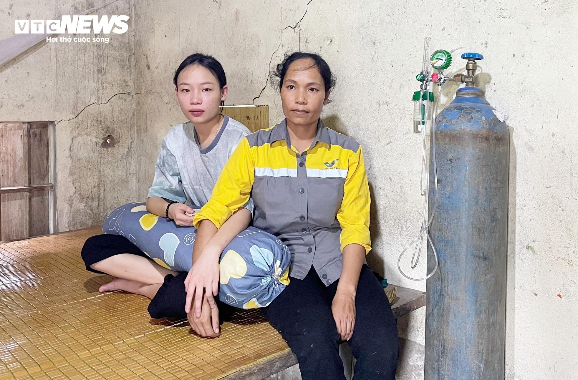 Chị Luyến luôn túc trực bên con gái kể cả lúc ở viện hay khi về nhà.