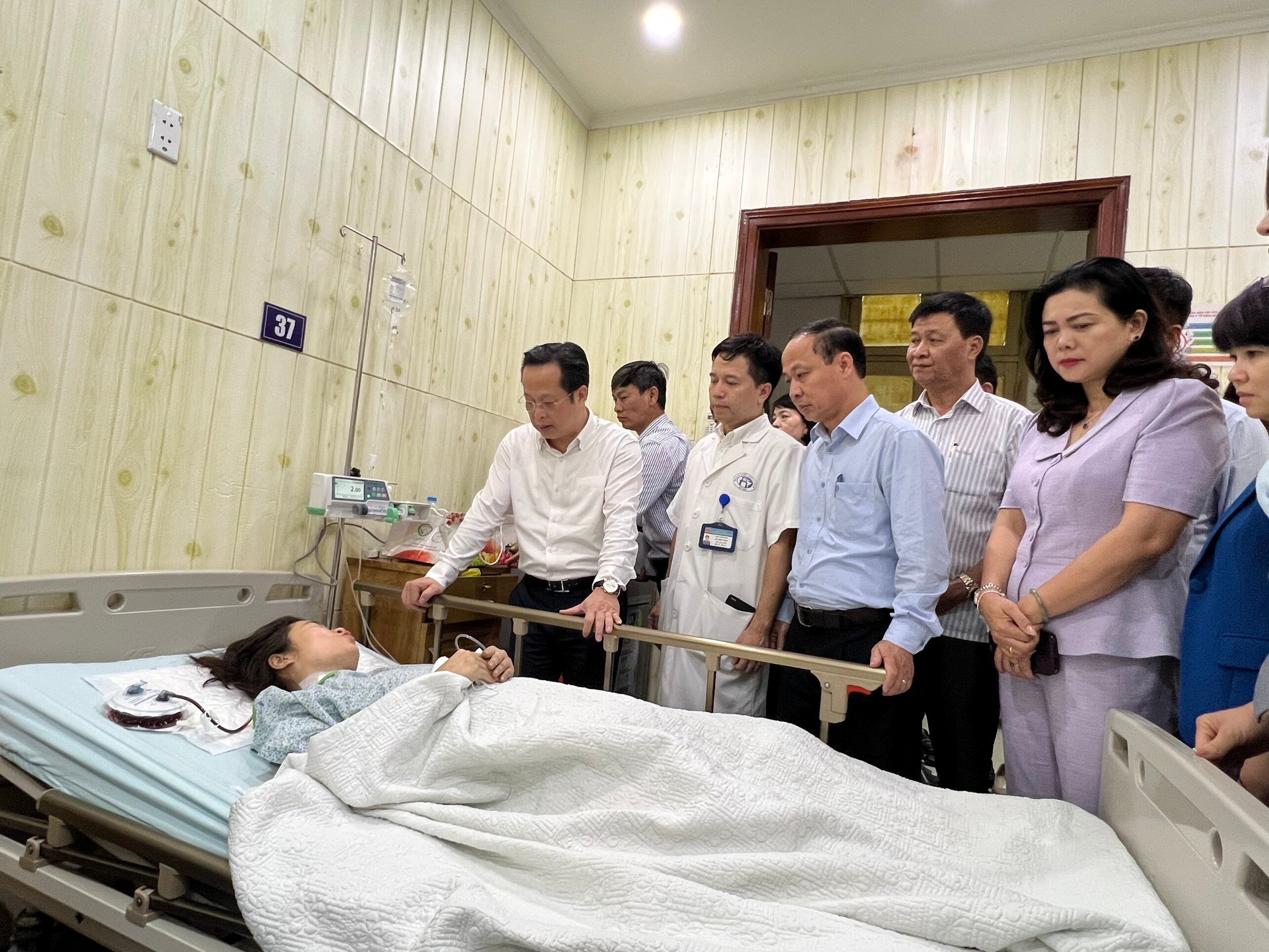 Sở GD&ĐT Hà Nội thăm hỏi, động viên các giáo viên, học sinh là nạn nhân của vụ cháy. (Ảnh: Thi Thi)