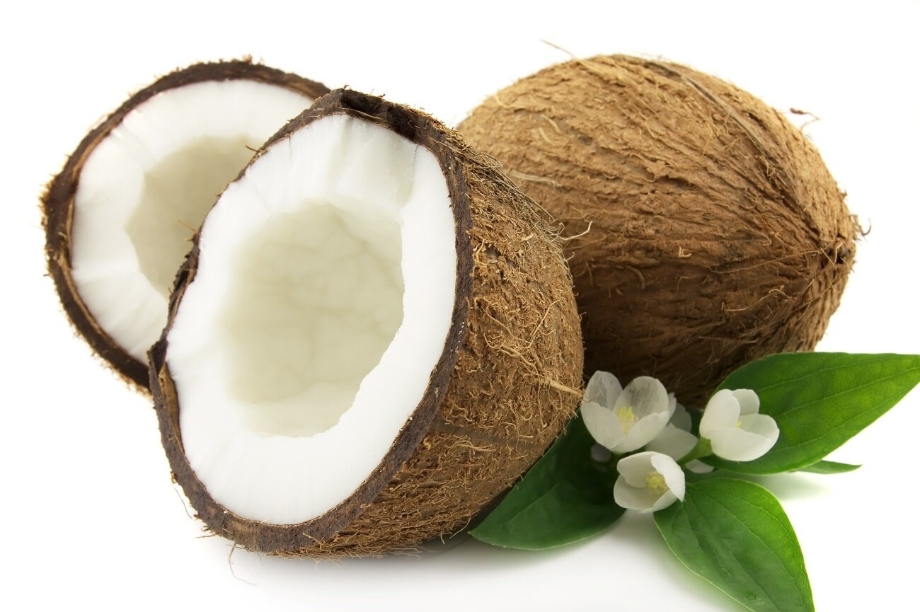 Cơm dừa non là phần trắng mềm phía bên trong quả dừa. (Ảnh minh hoạ)