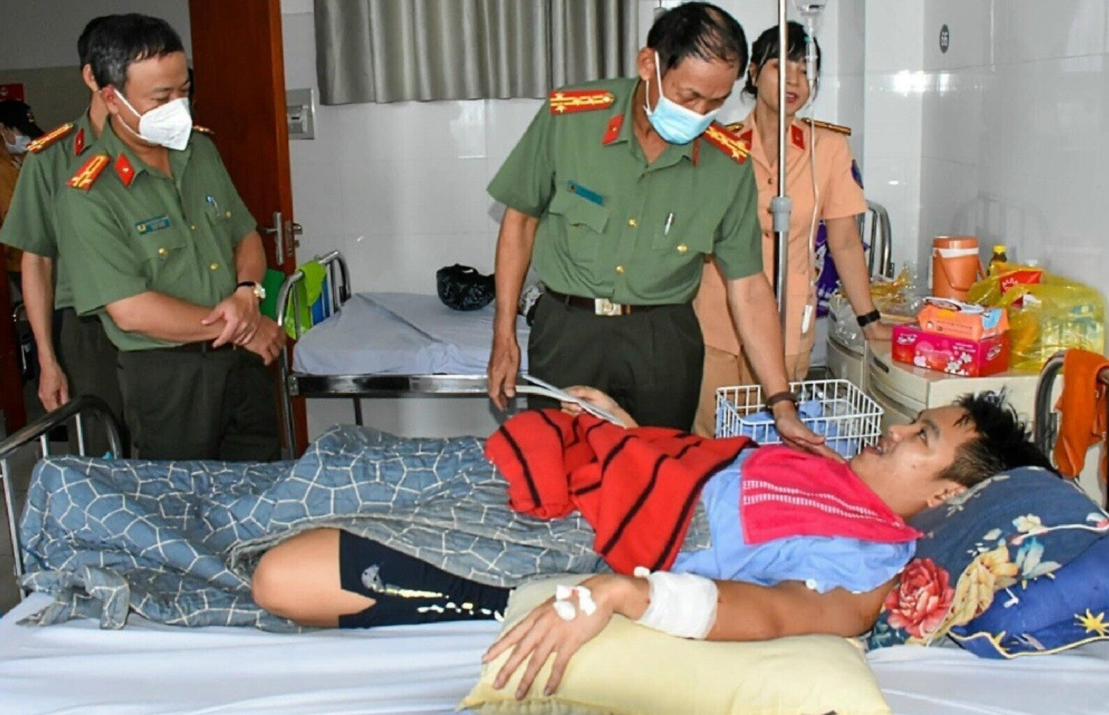 Hình ảnh Đại tá Bùi Văn Thảo, Giám đốc Công an tỉnh Bà Rịa - Vũng Tàu đang thăm hỏi, động viên Trung úy Đỗ Hồng Ngọc. (Ảnh: CACC)