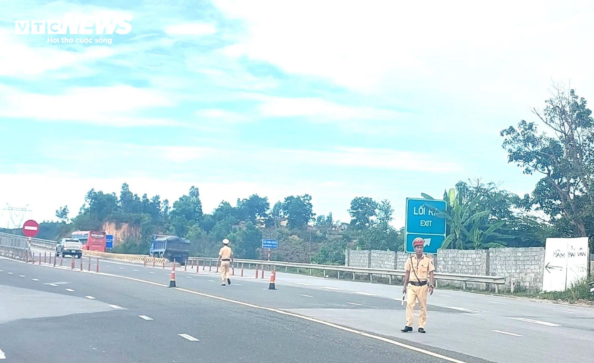 Lực lượng CSGT điều tiết giao thông trên cao tốc Đà Nẵng-Quảng Ngãi.
