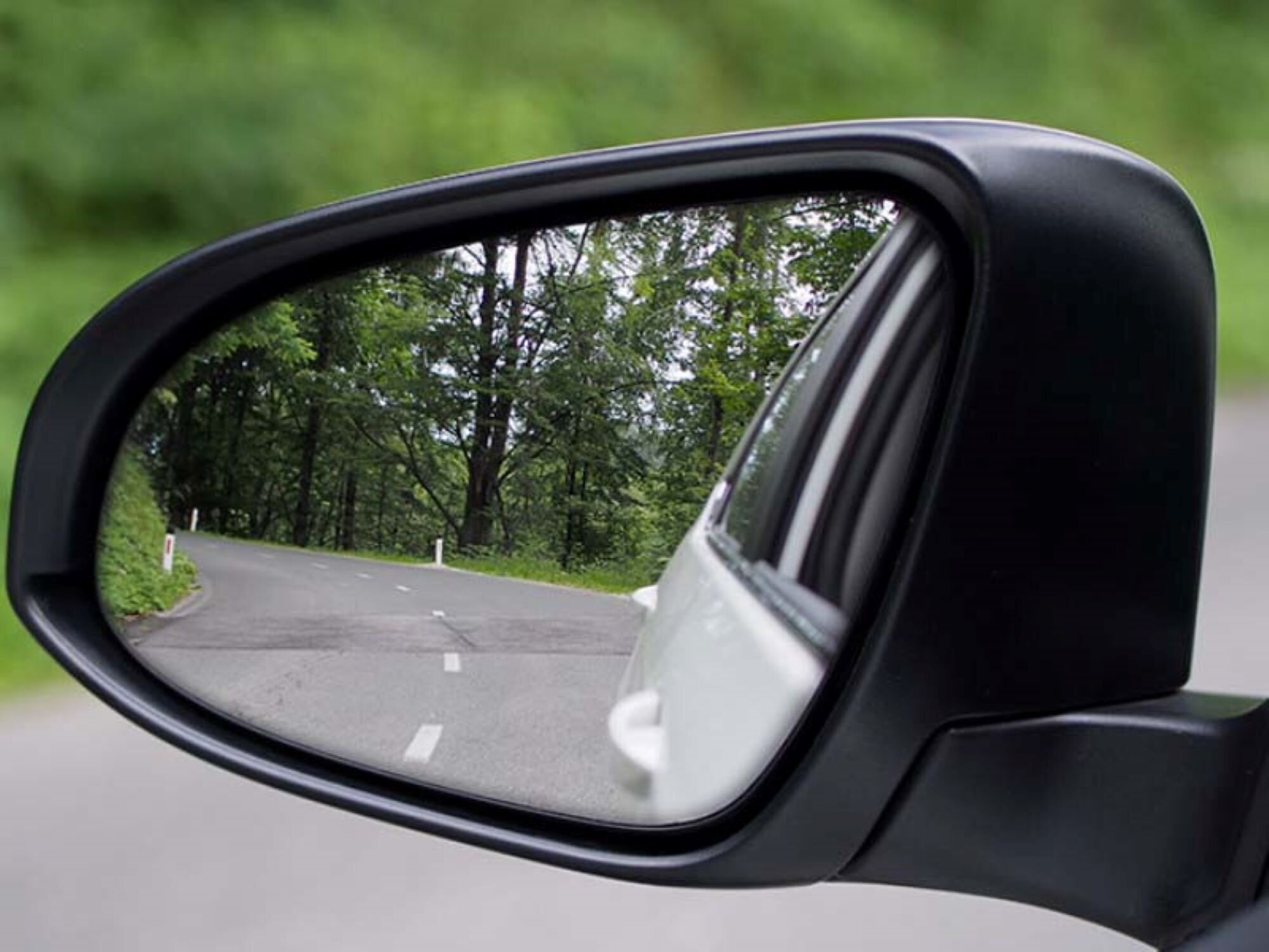 Gương chiếu hậu ô tô là quy định bắt buộc khi phương tiện tham gia giao thông.