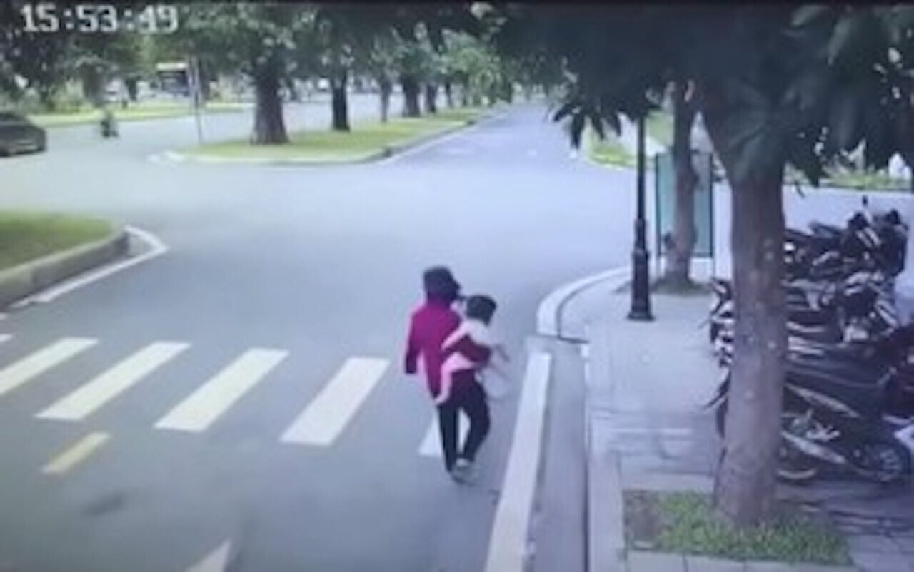 Hình ảnh Giáp Thị Huyền Trang đưa bé gái đi được camera an ninh ghi lại.