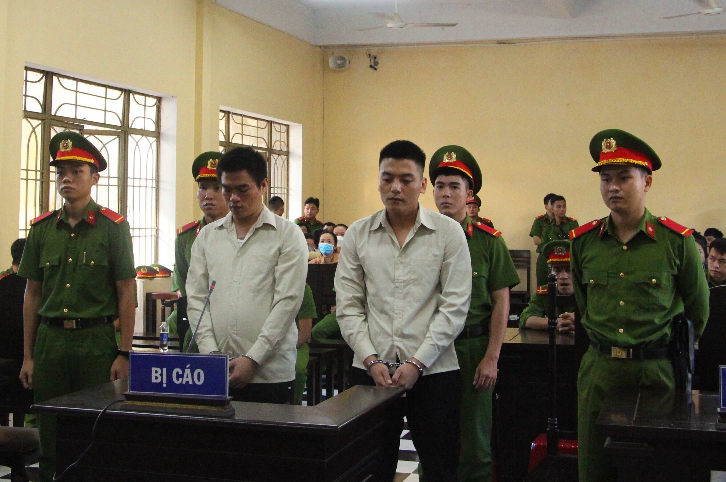 Nguyễn Đức Lên và Nguyễn Minh Hoàng tại phiên tòa sơ thẩm. (Ảnh: Đ.V)