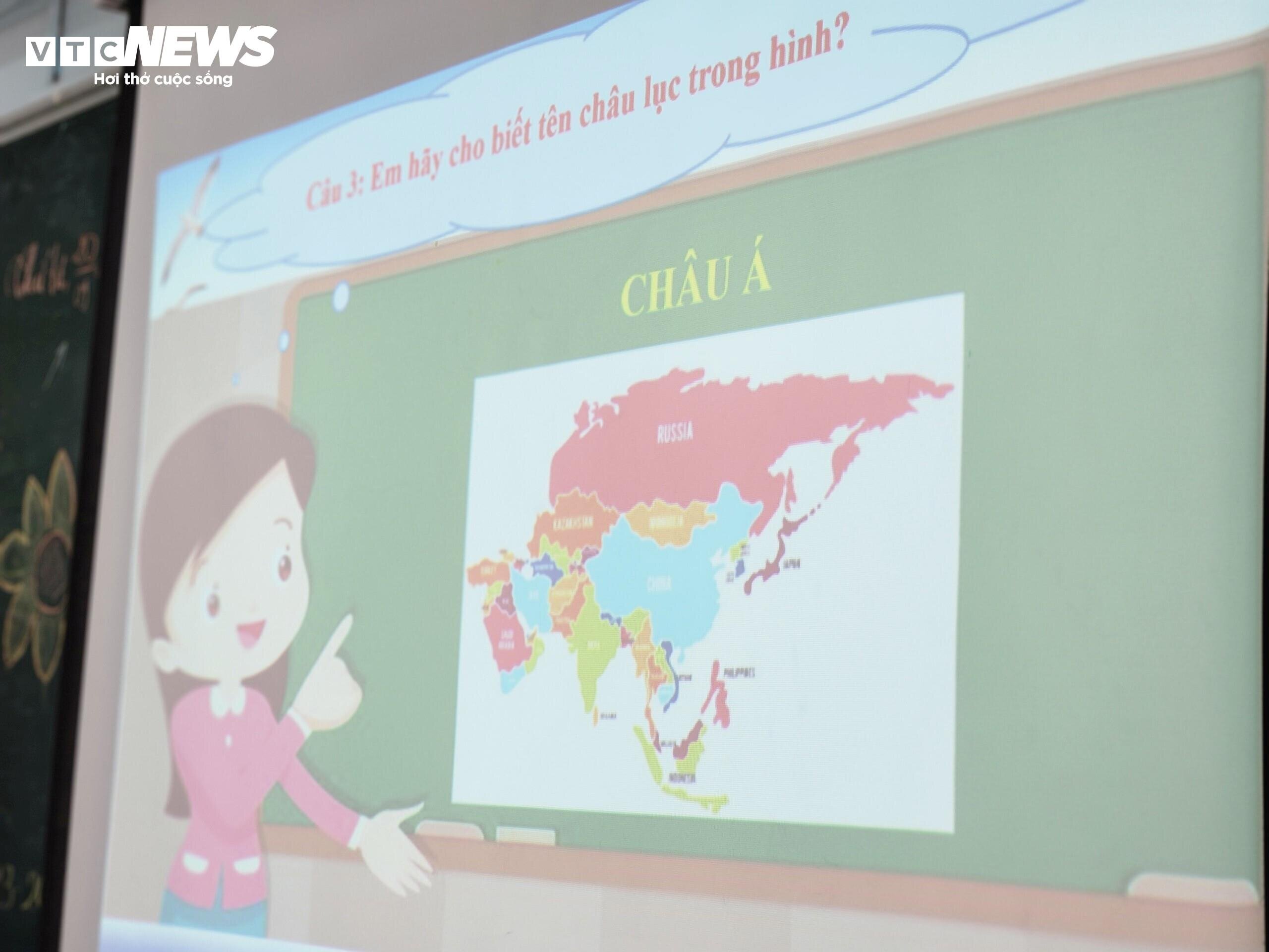 Giáo viên Trường THCS Nguyễn Du (quận 1) cho học sinh khởi động với hoạt động - Nhìn hình đoán tên - trước khi vào bài mới. (Ảnh minh họa)