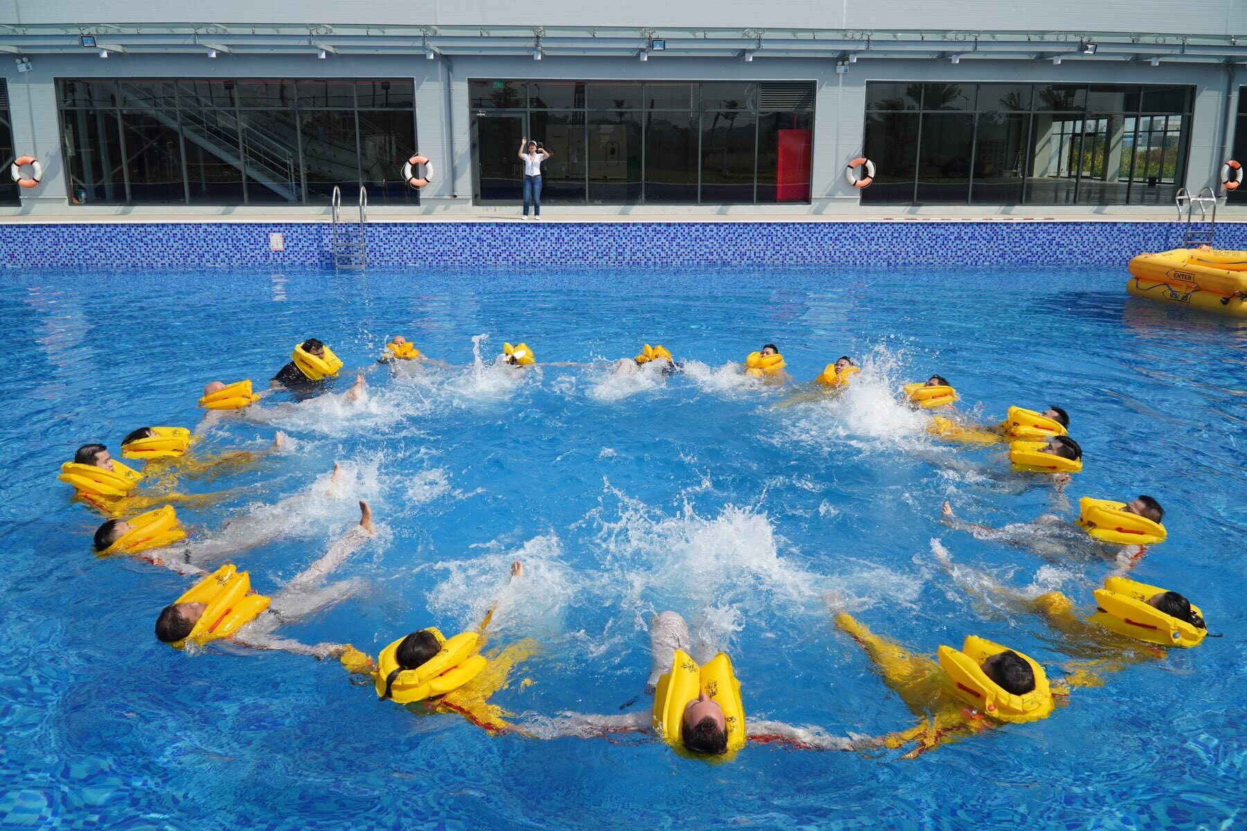 Hồ bơi tạo sóng tiêu chuẩn Olympic. (Ảnh: Học viện Hàng không Vietjet)