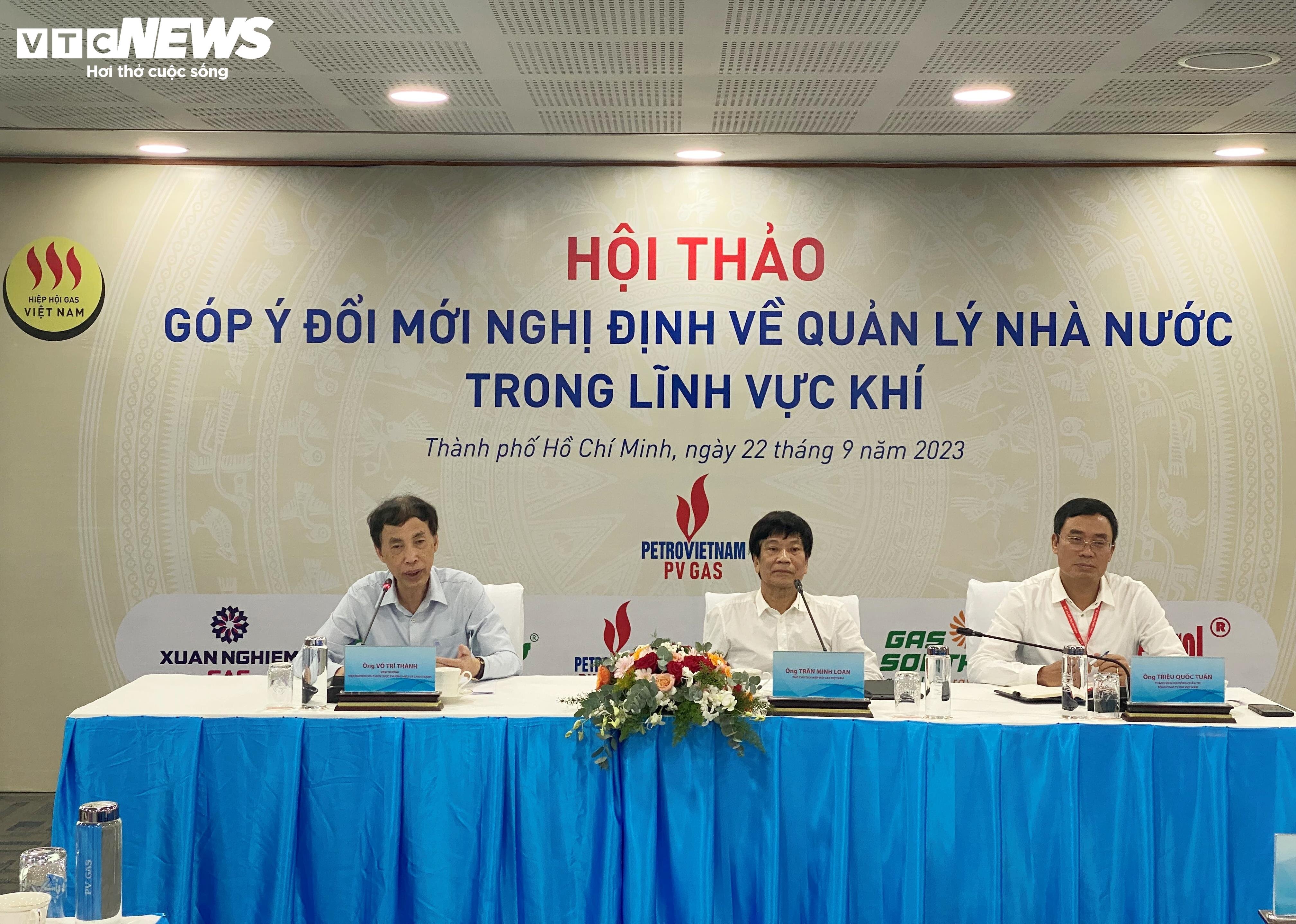 Đại diện Hiệp hội Gas Việt Nam cùng các chuyên gia và đại diện Bộ Công Thương tiếp thu các ý kiến đóng góp. (Ảnh: Đại Việt)