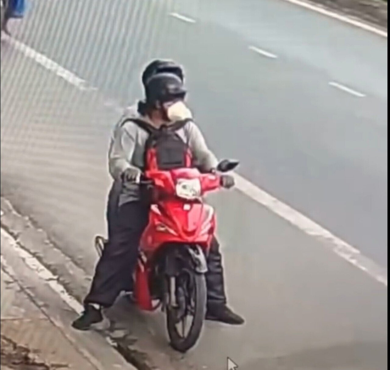 Hai kẻ cướp tiệm vàng đi xe máy dáng Yamaha Sirius màu đỏ hoặc cam.