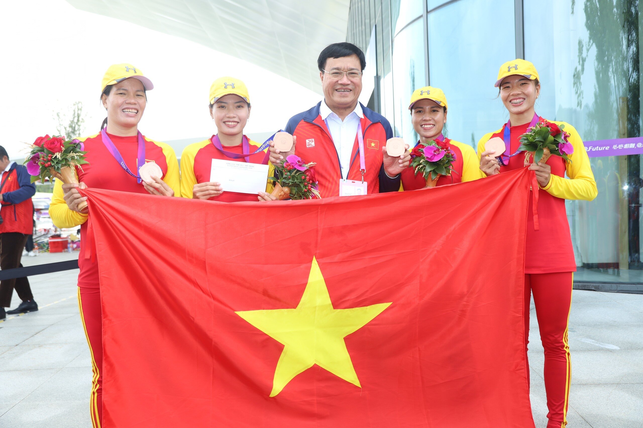 Đoàn thể thao Việt Nam có huy chương đồng ở môn rowing.