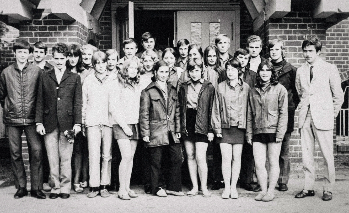 Angela Merkel (giữa, hàng thứ hai) trong bức ảnh chụp cùng lớp vào năm 1971 ở Templin, Đức.