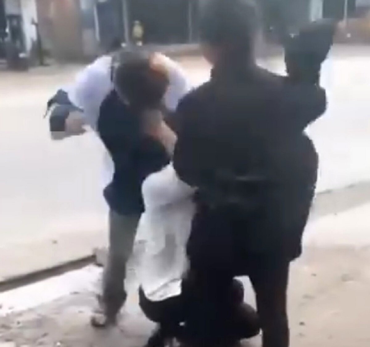 Nữ sinh L. bị 2 người phụ nữ lạ mặt đánh đập dã man ngay trước cổng trường (ảnh cắt từ clip)