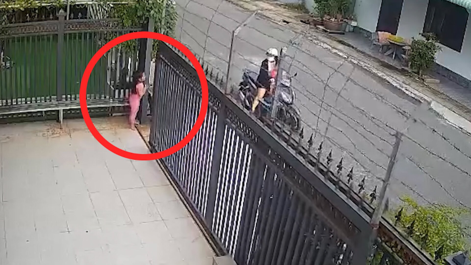 Bé gái 4 tuổi ở Đồng Nai bị cửa tự động kẹp ngang người