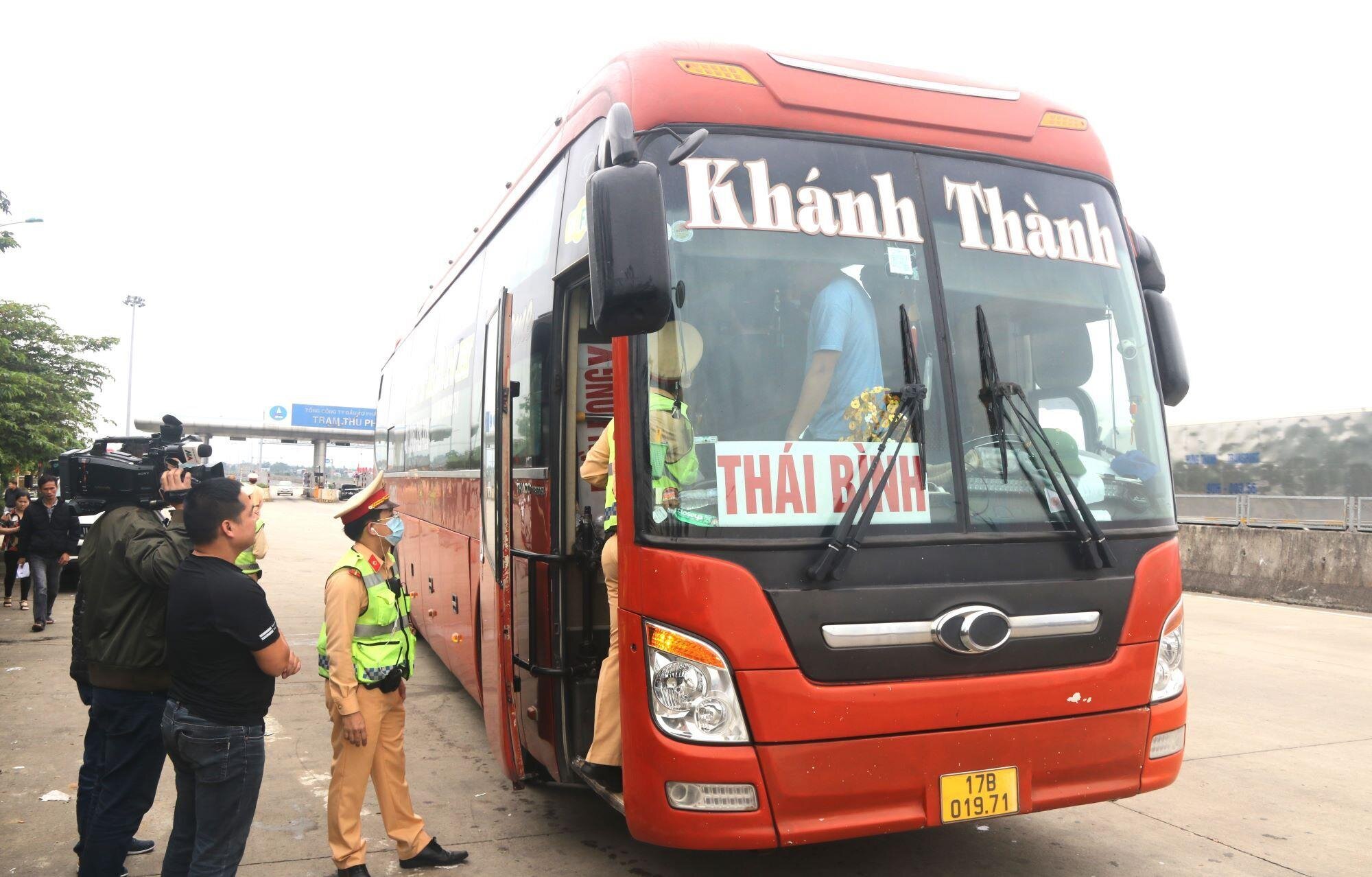 Lực lượng CSGT kiểm tra phương tiên lưu thông trên cao tốc Đà Nẵng - Quảng Ngãi.