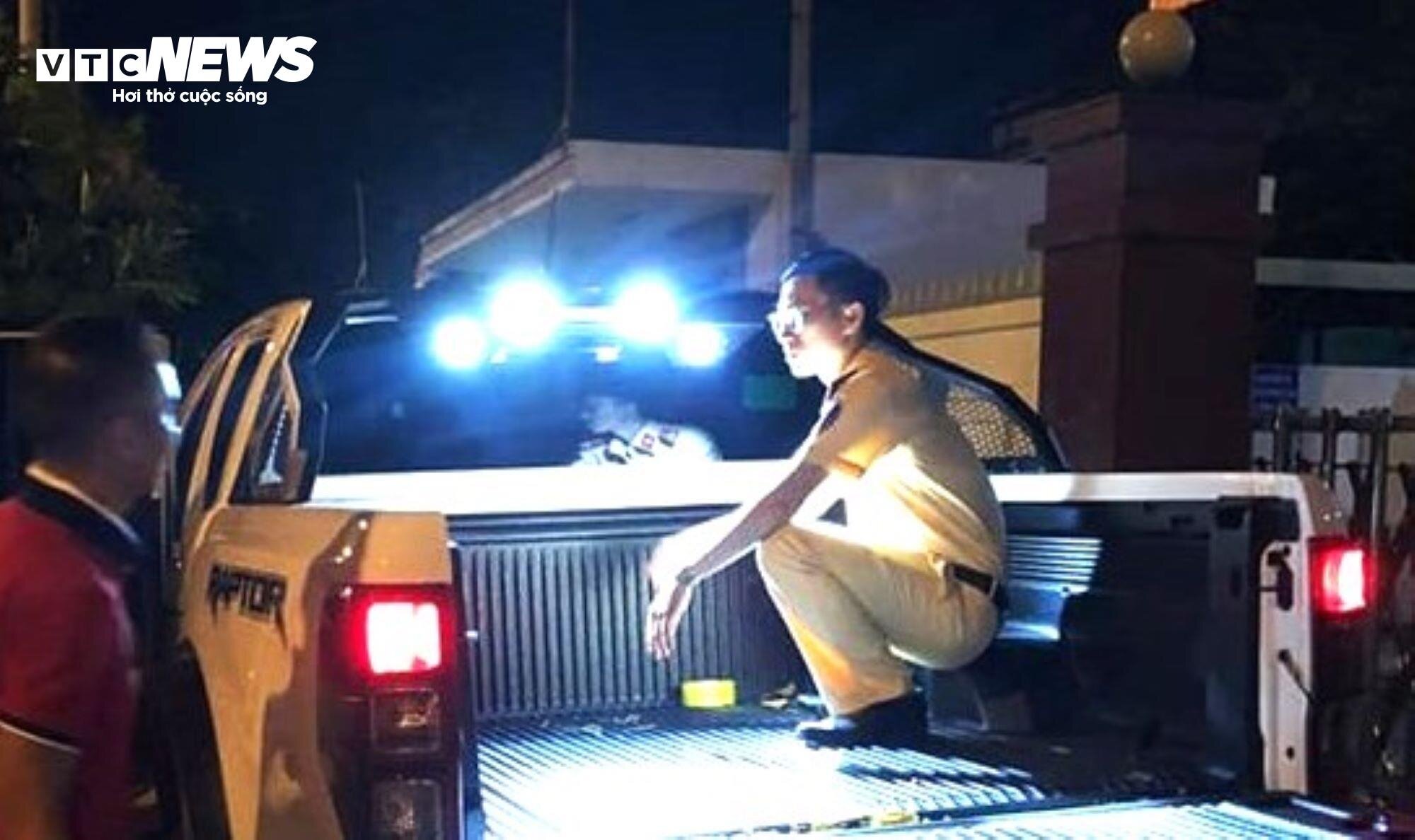 Lực lượng CSGT Công an Đà Nẵng xử phạt trường hợp xe bán tải lắp thêm đèn chiếu sáng phía sau xe.
