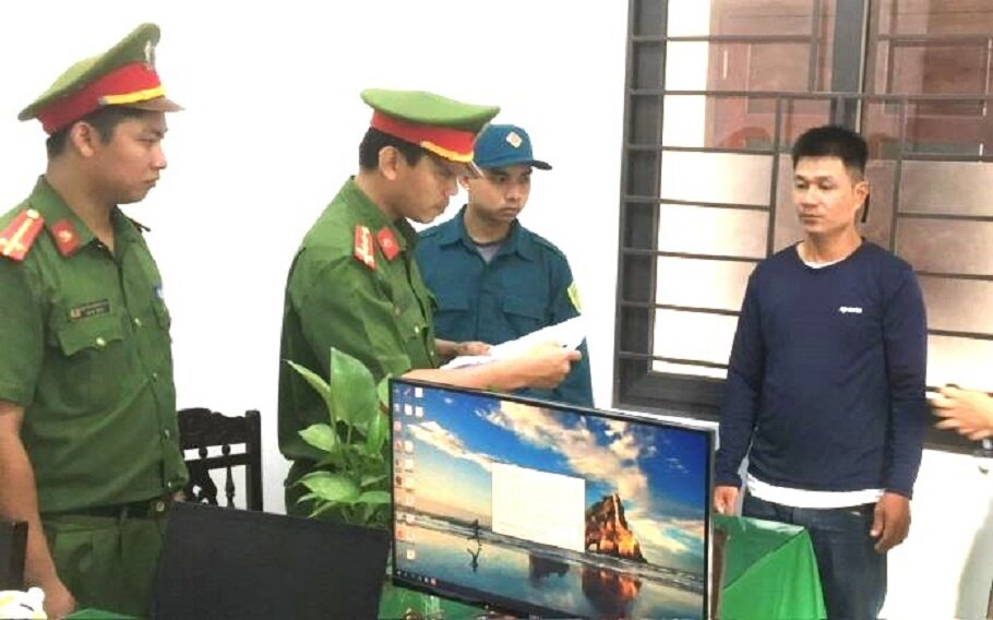 Lực lượng chức năng đọc quyết định khởi tố Phạm Minh Sơn. (Ảnh: N.T)