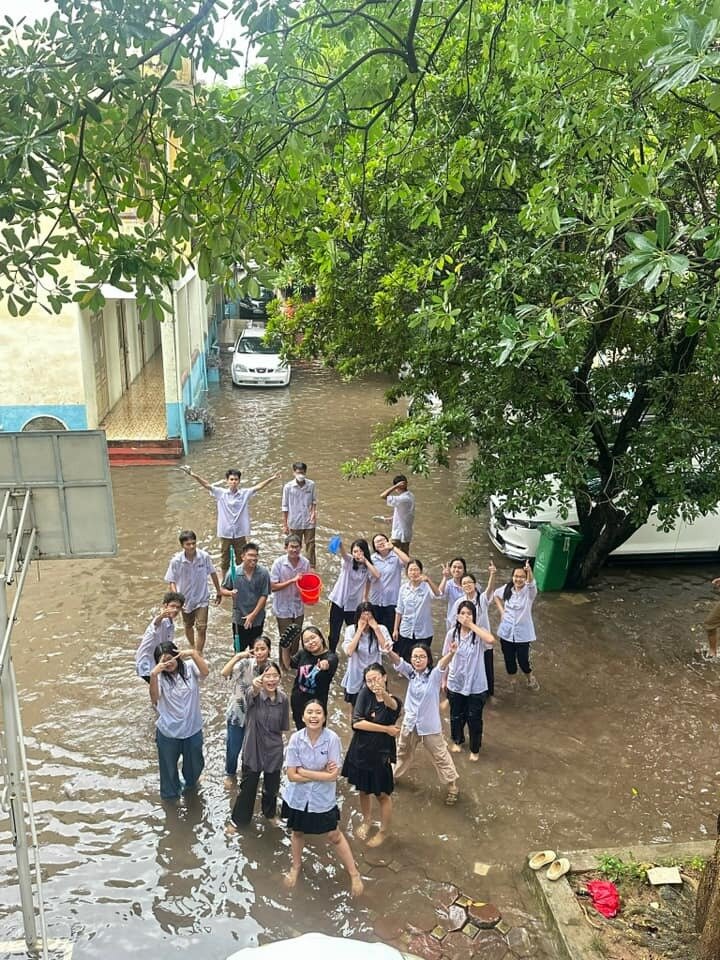 Dù sân trường ngập nước nhưng các em học sinh trường THPT Tô Hiệu, huyện Thường Tín vẫn vui vẻ cùng nhau ghi lại khoảnh khắc đáng nhớ. (Ảnh: Quỳnh Trang)