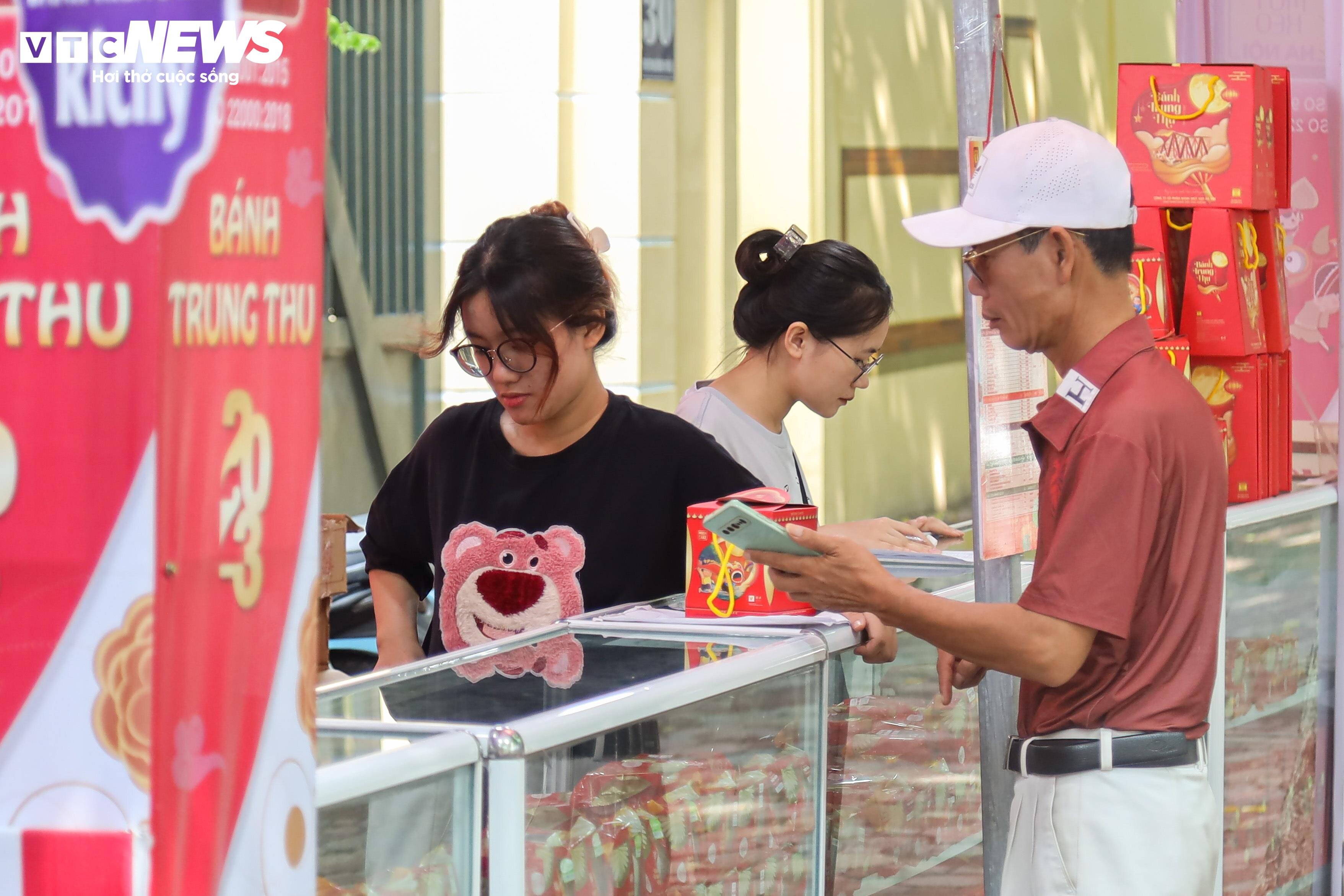 Nhân viên một quầy bánh trên phố Phan Đình Phùng (quận Ba Đình) cho biết dù đã mở bán cả tháng nay nhưng lượng bánh tiêu thụ lại rất chậm, chỉ bằng một nửa so với năm trước. Có thể do năm nay kinh tế khó khăn, nhiều doanh nghiệp cắt giảm quà tặng đối tác nên những hộp bánh cao cấp cũng không bán được nhiều.