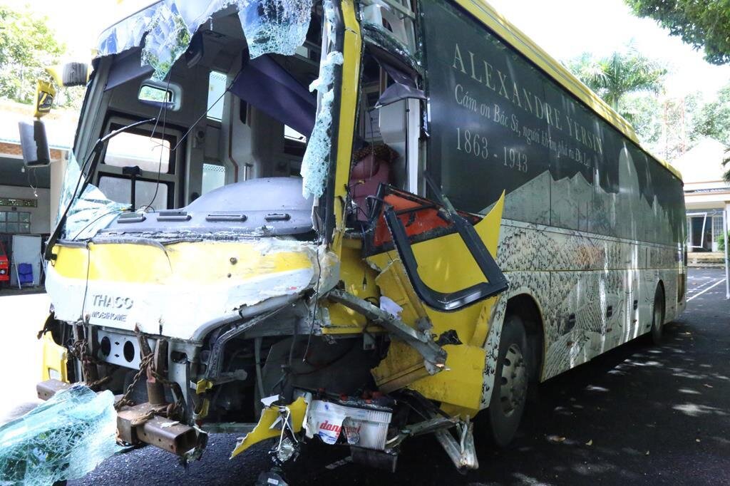 Xe khách biến dạng hoàn toàn sau vụ tai nạn nghiêm trọng ở Đồng Nai. (Ảnh: Công an Đồng Nai)