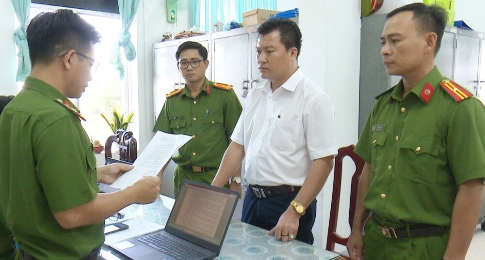 Cơ quan Cảnh sát điều tra Công an tỉnh Bạc Liêu tống đạt các quyết định tố tụng đối với Nguyễn Minh Tân. (Ảnh : Trọng Nguyễn)