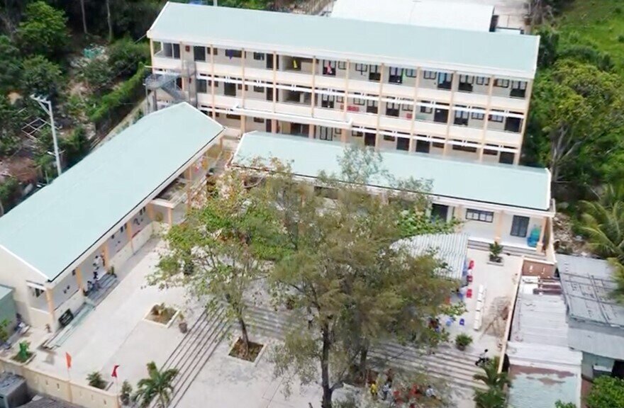 Trường Tiểu học và Trung học cơ sở Hòn Nghệ do Agribank tài trợ kinh phí xây dựng mang lại khí thế học tập mới cho thầy và trò tại Kiên Giang.