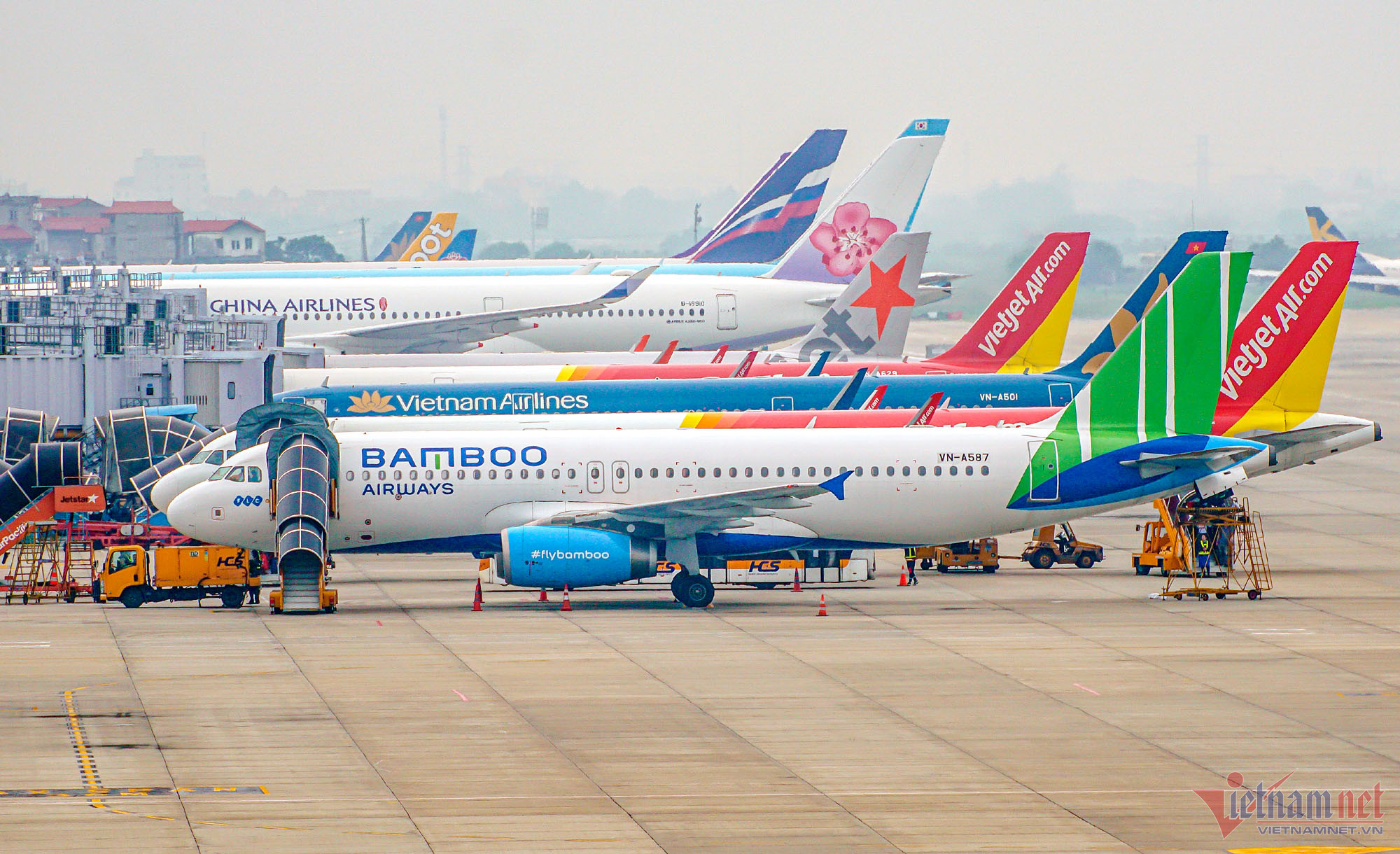 Giá vé các hãng hàng không trong nước thường tăng mạnh vào các dịp lễ, Tết. (Ảnh: Thế Sơn)