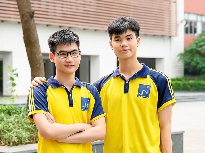 Nguyễn Tuấn Phong (bên trái) và Phan Thế Mạnh, học sinh Ttrường THPT Chuyên Bắc Ninh cùng giành Huy chương Olympic Vật lí Quốc tế (IPhO) năm 2023.