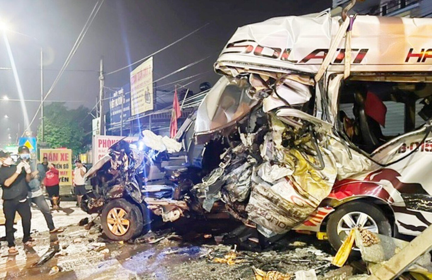 Xe ô tô 16 chỗ biến dạng hoàn toàn sau vụ tai nạn khiến 4 người tử vong.