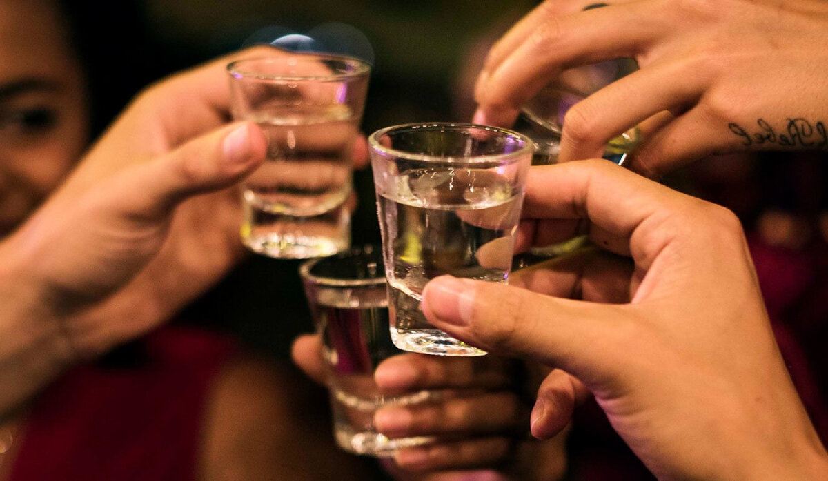 Làm thế nào để uống rượu mà không gây hại cho cơ thể? (Ảnh minh hoạ)