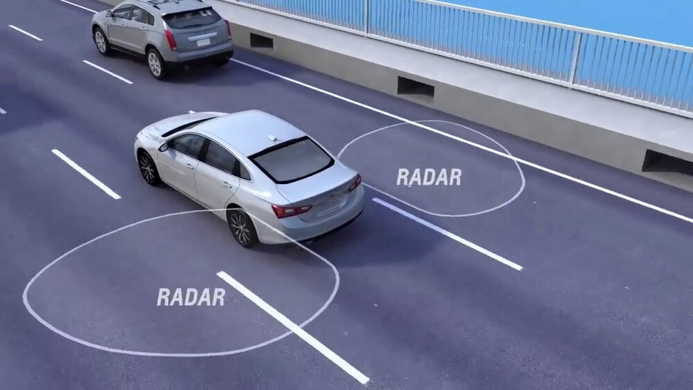 Giải mã các hệ thống an toàn trên ô tô: Hệ thống cảnh báo điểm mù BSM giúp phát hiện và cảnh báo người lái khi có phương tiện di chuyển bên trong các vùng này. (Ảnh: Carcam)