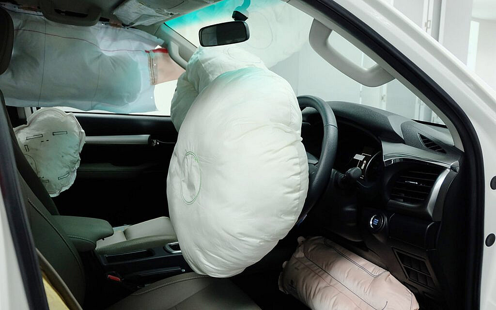 Giải mã các hệ thống an toàn trên ô tô: Túi khí SRS giúp bảo vệ người lái và hành khách khi xe va chạm mạnh. (Ảnh: Dubizzle)