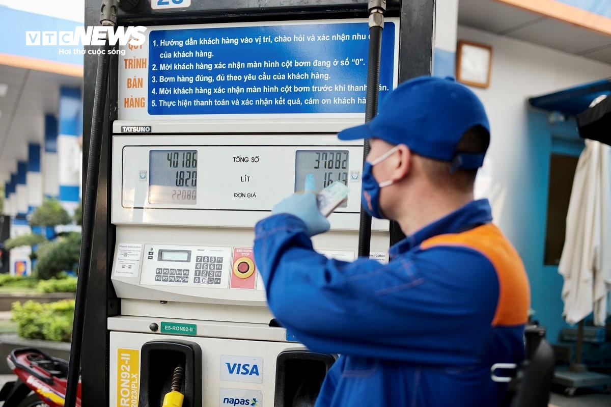 Giá xăng được điều chỉnh giảm từ 16h hôm nay 2/10 (Ảnh minh họa: Công Hiếu).