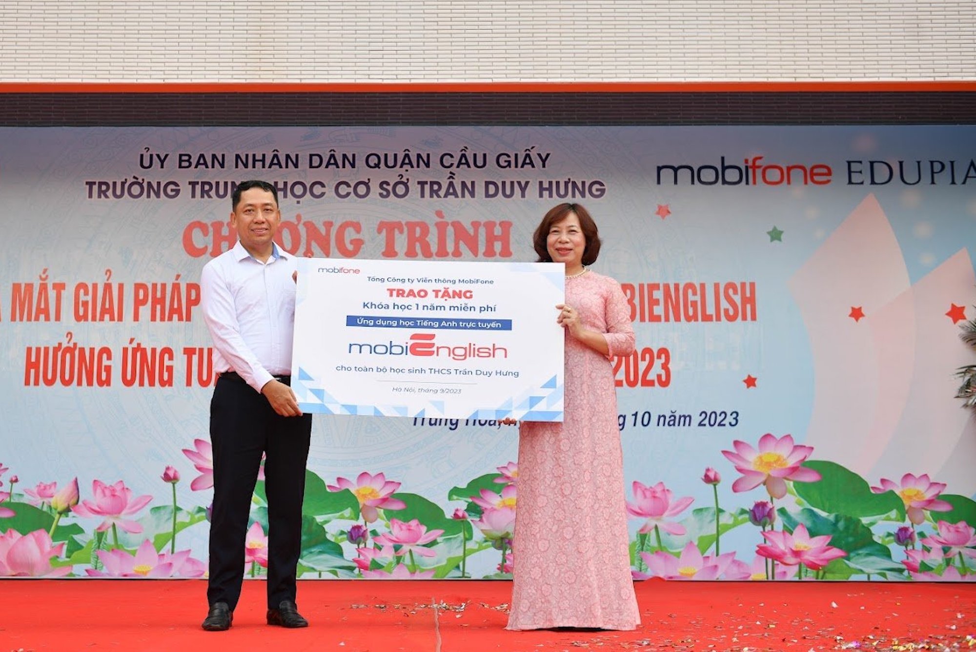 Đại diện MobiFone (trái) trao quà tặng khóa học 1 năm MobiEnglish cho trường THCS Trần Duy Hưng.