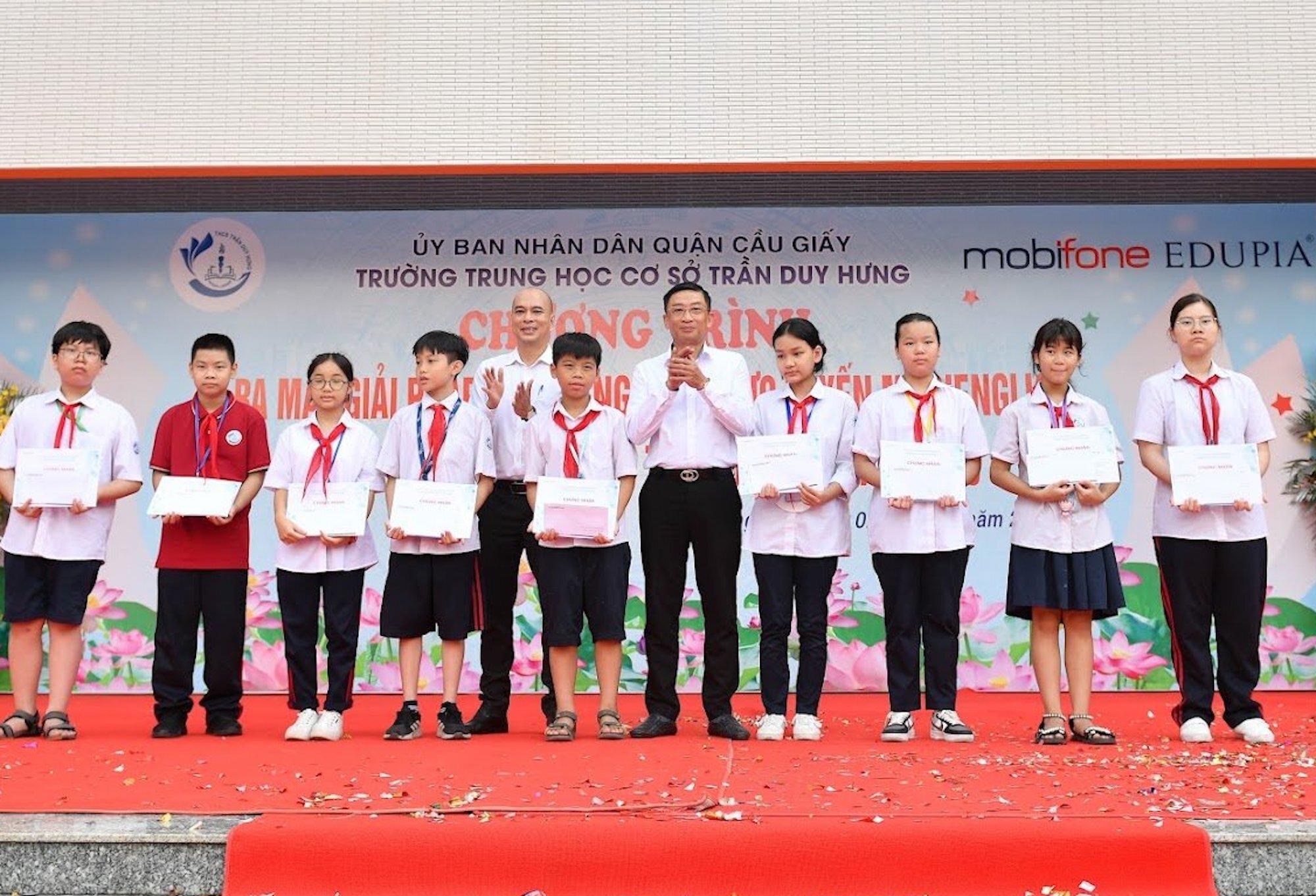 Đại diện MobiFone và Educa Corporation trao tặng 10 phần quà cho 10 em học sinh có hoàn cảnh đặc biệt khó khăn.