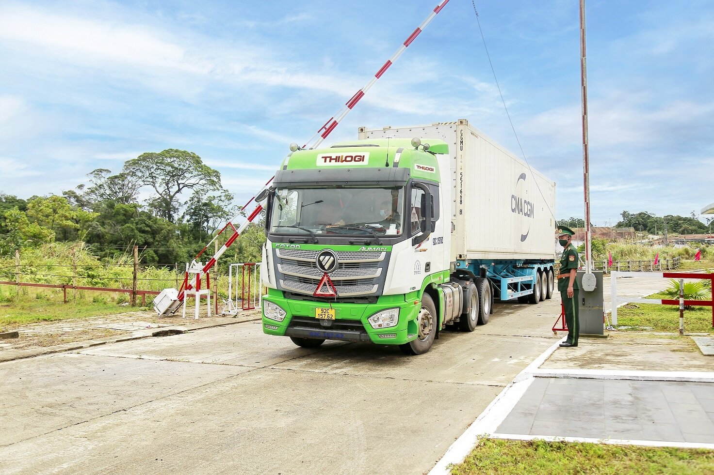 Phương tiện chờ thông quan qua cửa khẩu quốc tế Nam Giang, Quảng Nam.