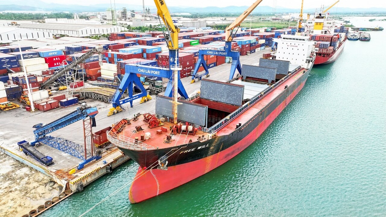 16.000 tấn quặng được vận chuyển trực tiếp từ tỉnh Sekong, Lào qua cửa khẩu Nam Giang về cảng Chu Lai để xuất khẩu sang Trung Quốc.