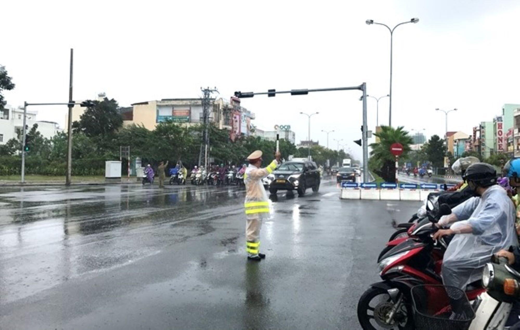 Cảnh sát giao thông Công an TP Đà Nẵng điều tiết giao thông.