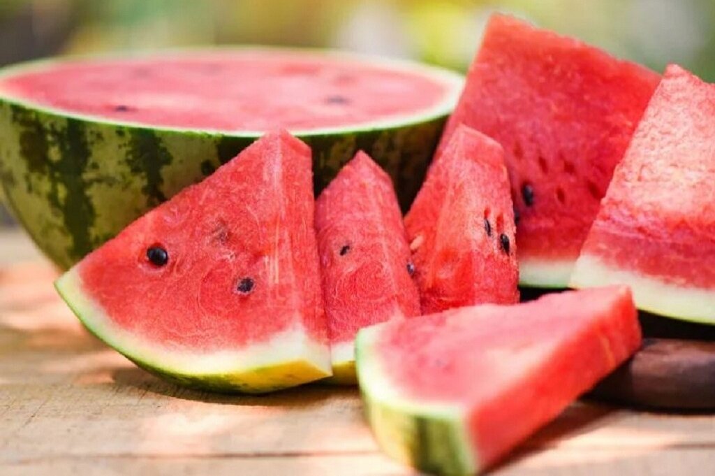 Dưa hấu là loại trái cây phù hợp để thưởng thức vào những ngày nắng nóng. (Ảnh minh hoạ)