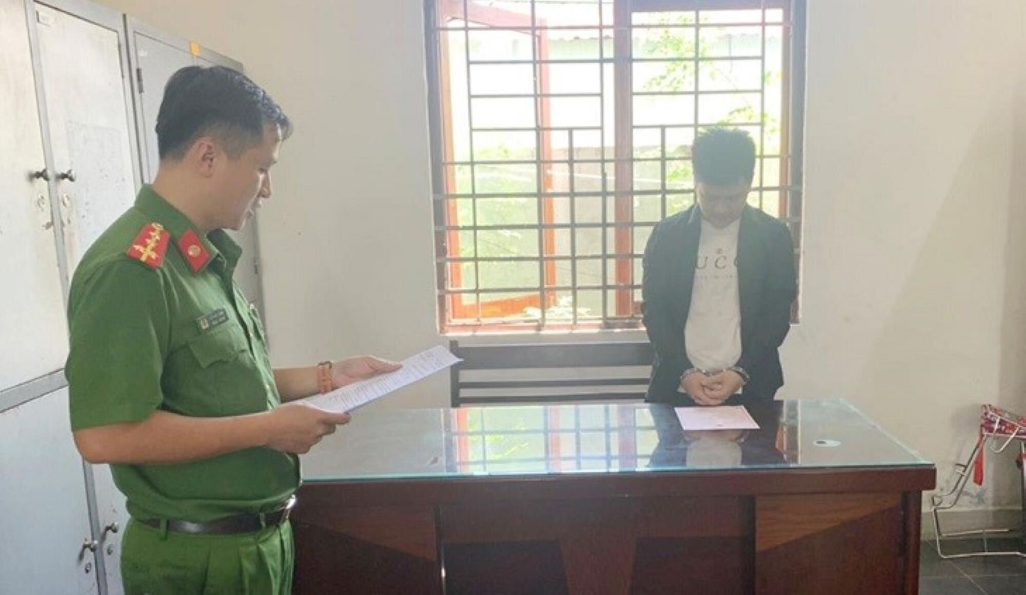 Cơ quan công an tống đạt quyết định khởi tố Nguyễn Hoàng Sang.