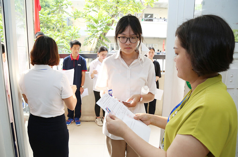 Bộ GD&ĐT công bố 3 lựa chọn về số môn thi tốt nghiệp THPT 2025. (Ảnh minh hoạ: Ngô Trần).