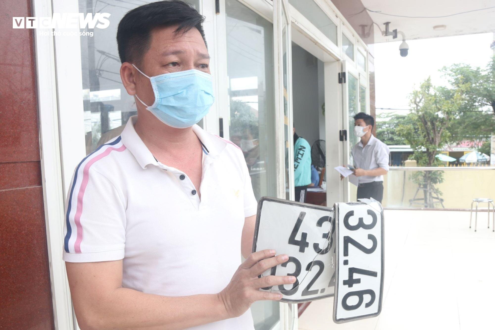 Người dân thực hiện cấp đổi biển số tại Phòng Cảnh sát Giao thông Công an TP Đà Nẵng.