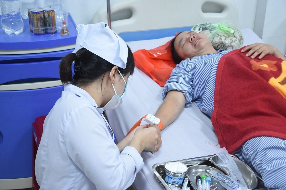 Chị Lưu bị thương ở chân và đang được theo dõi, điều trị tại bệnh viện. (Ảnh: T.Y)