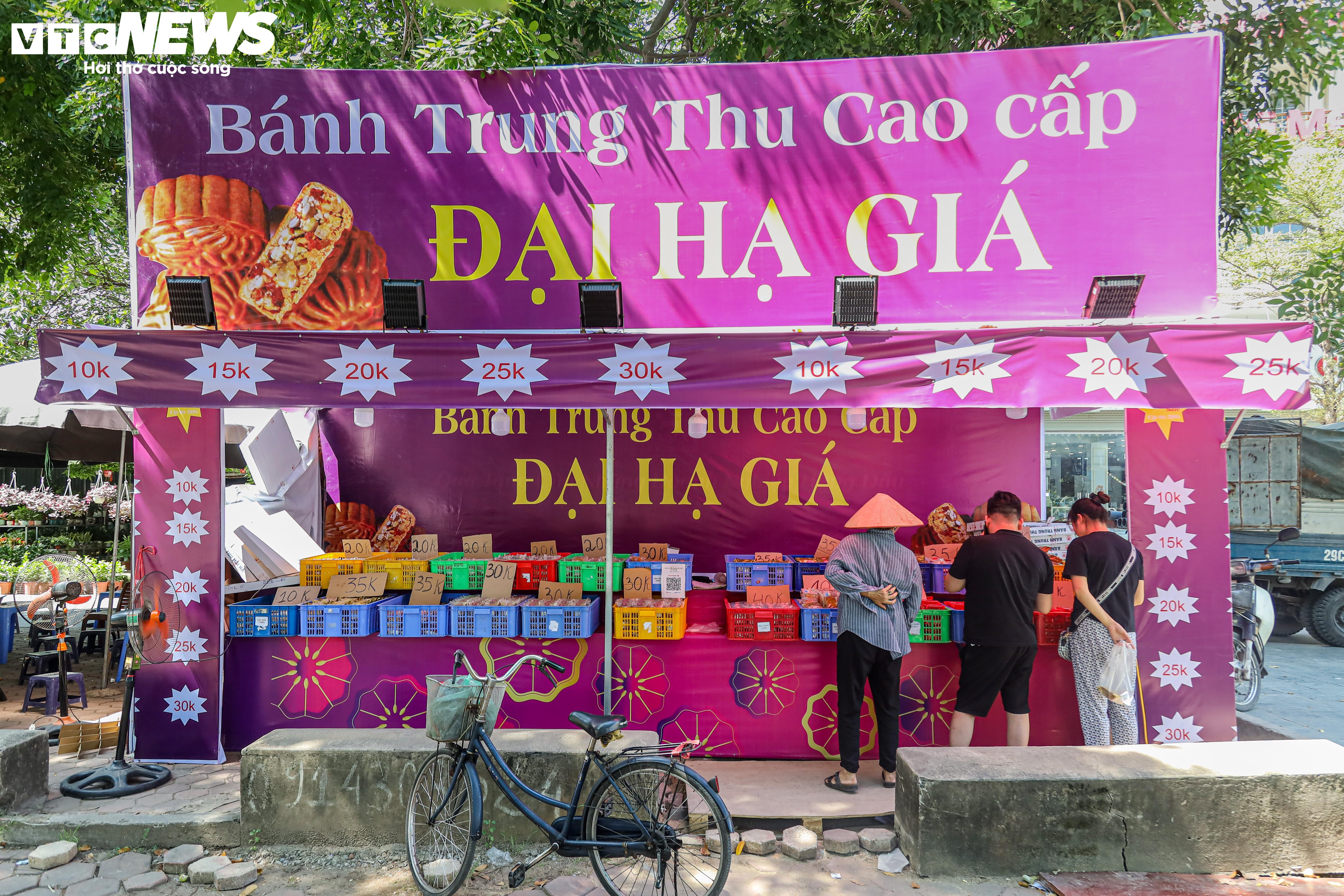 Bày bán bánh trung thu đại hạ giá được 5 ngày trên đường Tố Hữu (Hà Nội), chủ cửa hàng cho biết, lượng khách hàng tìm đến mua không nhiều, mỗi ngày cửa hàng tiêu thụ được gần 1.000 bánh.