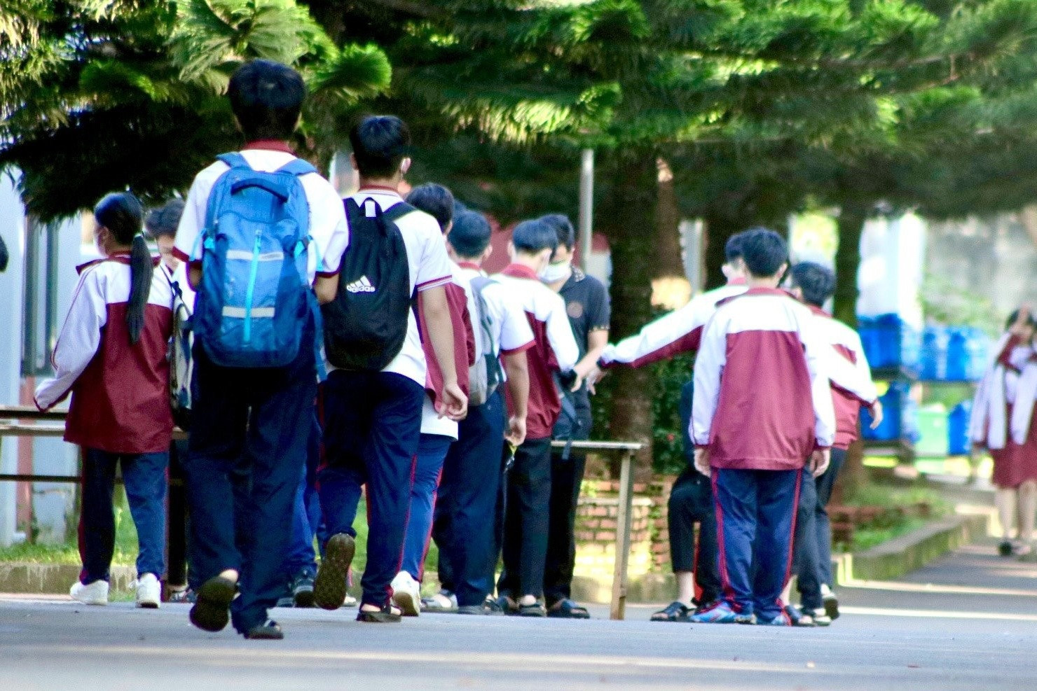 Hình ảnh kiểm soát đồ học sinh mỗi sáng tại trường THCS - THPT Đông Du. (Ảnh: TT)