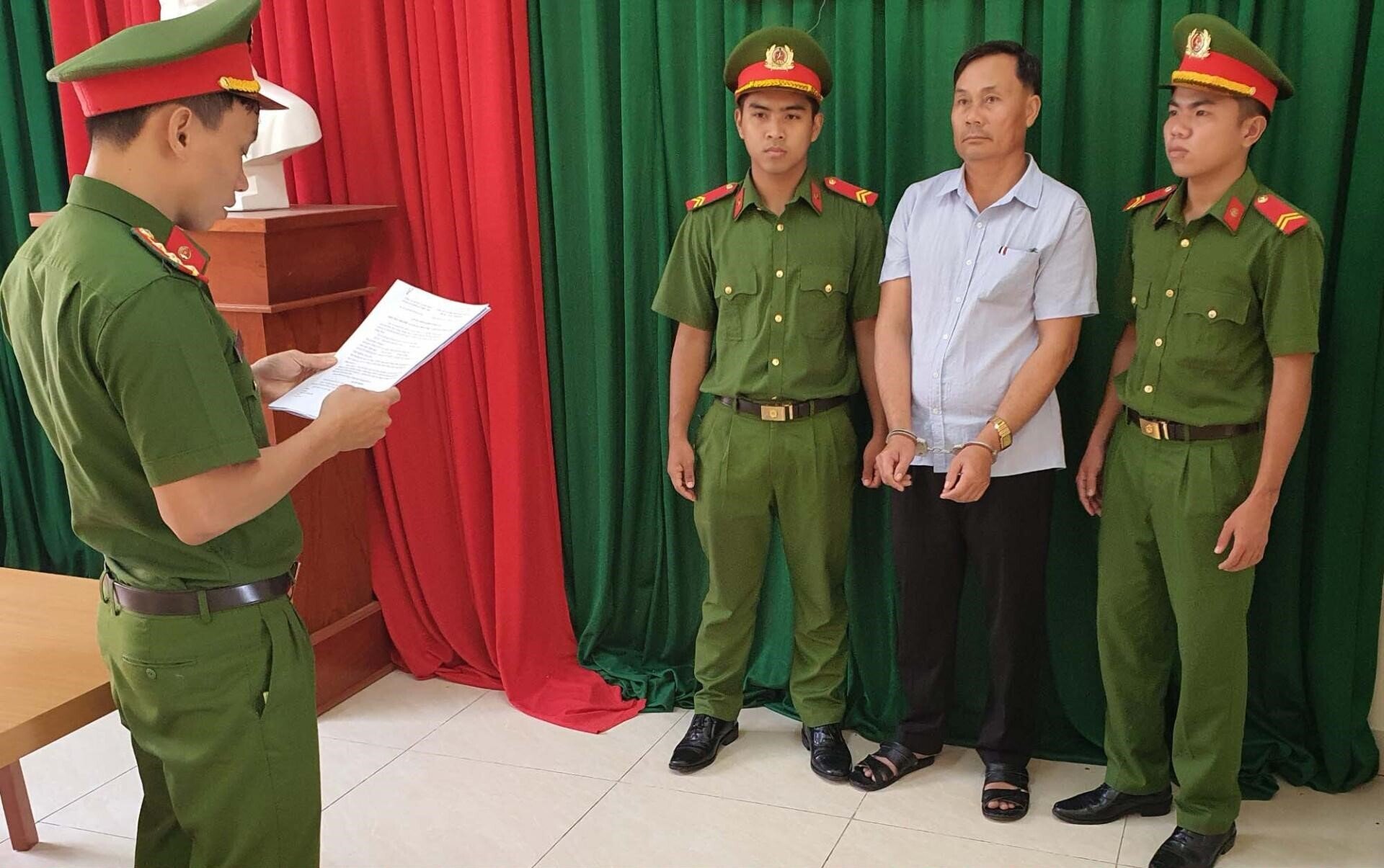 Lực lượng công an đọc lệnh bắt Nguyễn Phước Long. (Ảnh: C.A)